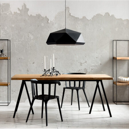 Industrialne wnętrze z meblami loftowymi, stół krzesłami regały