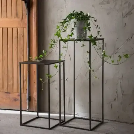 Nowoczesny stojak na kwiaty — Kubik stalowy LOFT
