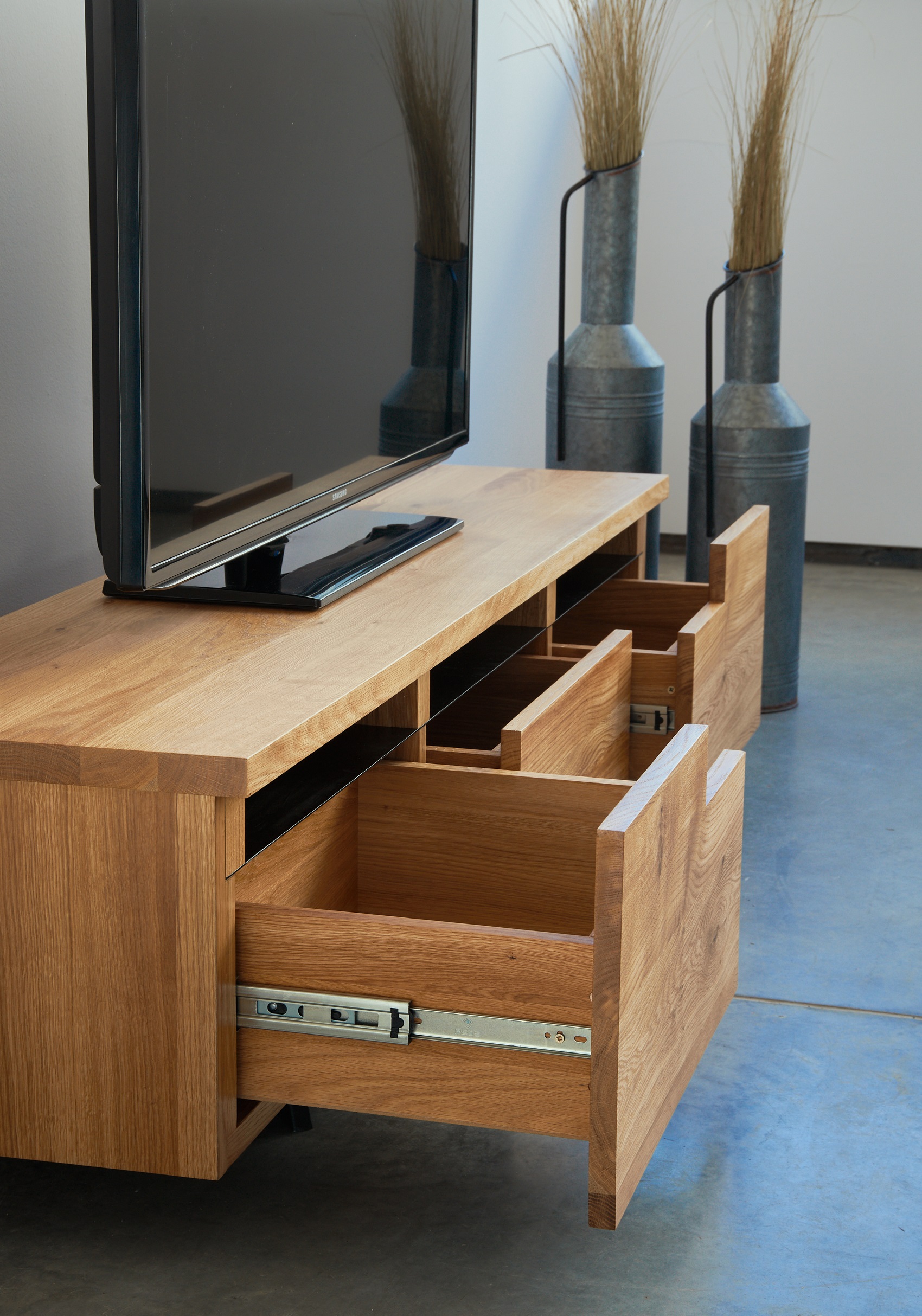 Konsola dębowa RTV COPENHAGEN - nowoczesna elegancja 3 Konsola dębowa RTV COPENHAGEN - nowoczesna elegancja - obrazek 3