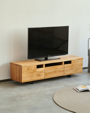 5 Sposobów na stylowe zagospodarowanie przestrzeni pod Telewizorem z Konsolą Dębową Copenhagen